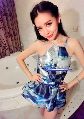 【 Angela ViVi 】韓版 女神系列性感派對必備誘惑感印花削肩高腰連身裙擺細肩帶連身短褲 藍色