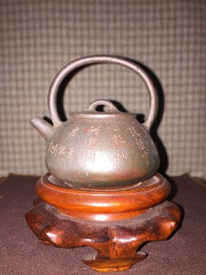 早期紫砂壺---三足小提樑款式，全手工柴窯燒製，泥料:紫泥高溫窯變，獨孔出水，空壺容量約90CC