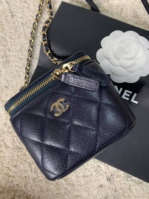 Chanel  小盒子 藏藍亮金釦 小包還很能裝👏 $6xxxx  我愛麋鹿歐美精品全球代購since2005💜