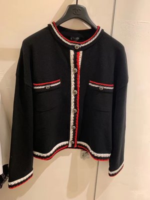 【BLACK A】精品 Chanel 2019秋冬 Cashmere喀什米爾羊絨紅白滾邊雪花鈕釦針織外套 黑色