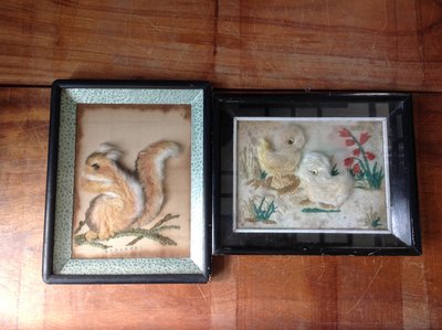 早期刺繡刷毛 松鼠 黃色小鴨掛飾 老玻璃木框