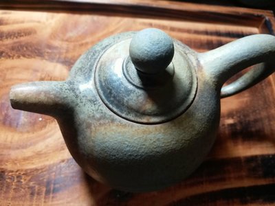 李仁嵋早期柴燒茶壺，約280cc,橘皮，釉彩，底金紅彩