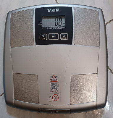╭✿㊣ 二手 鐵灰銀 TANITA 體重計【UM-070】可量測體重、BMI,4人可登錄資料 特價 $799 ㊣✿╮