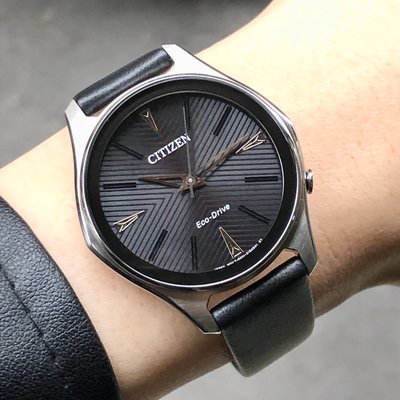現貨 可自取 CITIZEN EM0599-17E 星辰錶 手錶 32mm 光動能 大三針 黑面盤 黑色皮錶帶 女錶