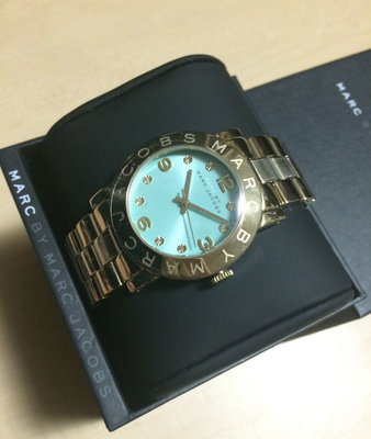 MARC BY MARC JACOBS Amy 晶鑽刻度 薄荷綠色錶盤 金色不鏽鋼錶帶 石英 女士手錶 MBM3301