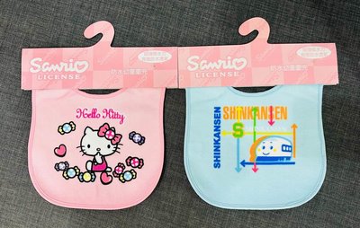 附發票、可刷卡《凱西寶貝》Sanrio 三麗鷗 防水幼童圍兜 ( 新幹線、Hello Kitty )