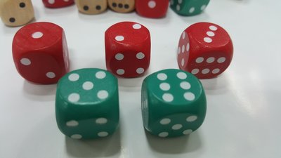 【美】骰子 木質6面骰子 《紅，綠（單顆）》適用 桌遊 紙牌 文具 占卜 幼教