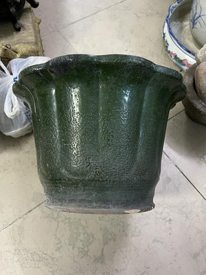 清代時期綠釉菱口蘭花盆、品相完整完整、器型端正、釉水漂亮、口