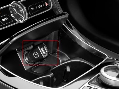 (B&amp;M精品) 大大特價促銷現貨.德訂進口 Benz原廠 賓士 USB 充電器 車充 (雙孔) CLA GLA GLB W205 W213.全車系皆適用不分車款