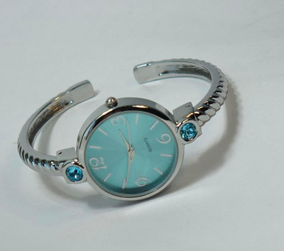 英國 🇬🇧 AVON 手錶 vintage 手錶 手鐲式大名鼎鼎的英國 🇬🇧 珠寶品牌日本機芯中國製造外殼石英機芯行走良好準確   整體請細細參考照片