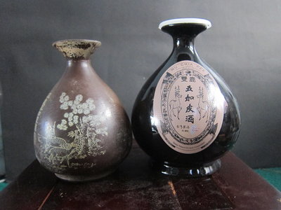 [蕃薯糖](((早期 精製造型*(左邊玻璃瓶是第一代雙鹿五加皮酒)(右邊陶瓷是近代)*(((空酒瓶 )))