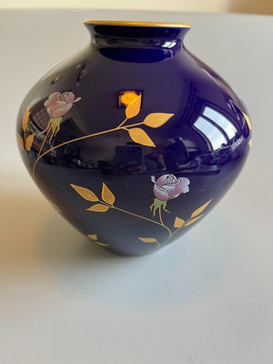 日本香蘭社玫瑰花花瓶精典的帝王藍色釉水足胎瓷細膩釉色才