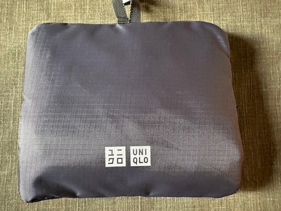 uniqlo   收納旅行袋  黑色  墨綠色  深藍色  三款可供任選  特價:500元 產品如圖所示