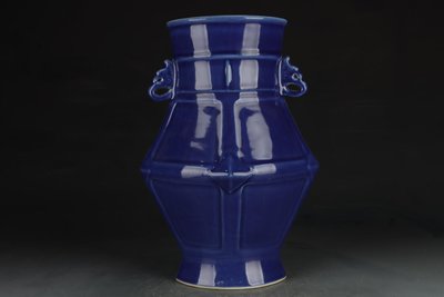 清乾隆-單色霽藍圖案紋雙耳菱形瓶高度35.5cm，口徑16.5cm，肚徑26cm，底徑15cm。-49007