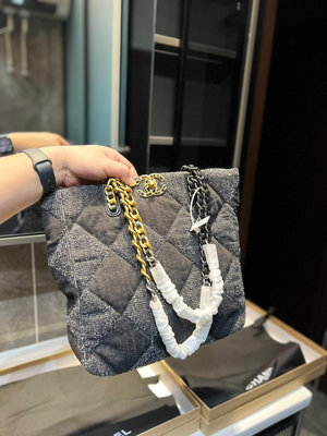 【二手】Chanel Maxi購物包\/丹寧托特 牛仔面料使包自重非常輕: