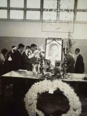 190804~告別式會場~老玻璃花瓶~相關特殊(一律免運費---只有一張)老照片