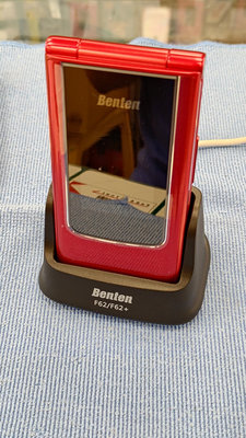 Benten F62+新版雙螢幕4G折疊手機全配備2個電池/紅色◎2.8+1.77吋雙螢幕/1700mA大電量◎一鍵撥號/充電播報/◎TypeC接頭/超亮手電筒
