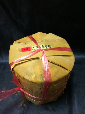 《茁壯啟業 》普洱茶 茶餅 2011 八中黃印青餅  (357g±10)／1片 箱號：15-5