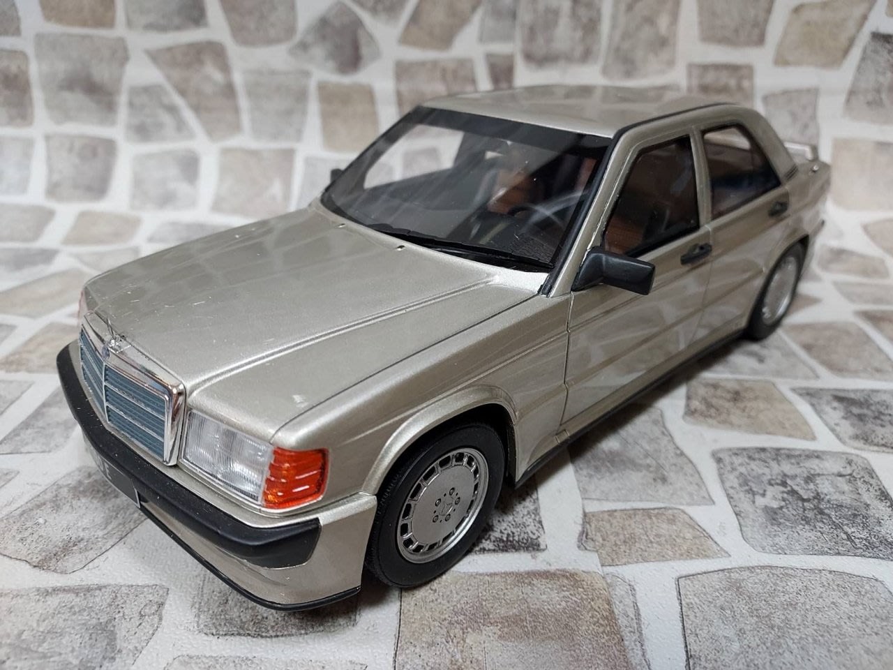 宗鑫OTTO OT927 Mercedes Benz 190E 2.5 16S (W201) 煙燻銀