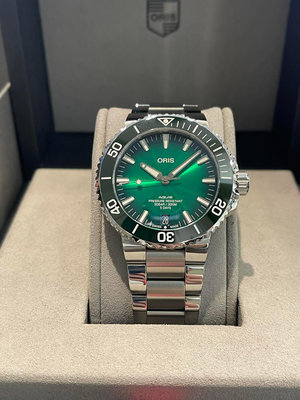 ORIS  豪利時  AQUIS CALIBRE 400 亮綠色面 日期錶 自製機芯 動力儲存 120小時 10年原廠保固