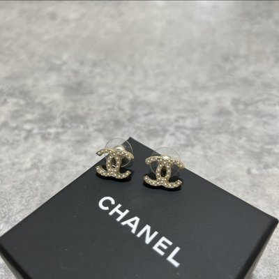 Chanel Logo鑽耳環《精品女王全新&amp;二手》