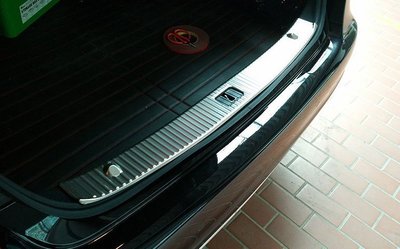 現貨熱銷-【易車汽配】賓士 BENZ W212 E200 後內護板 E220d 後內護板 E250 後護板 後內護板 防