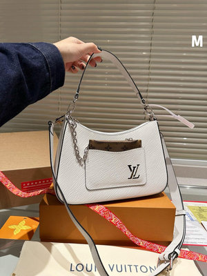 【二手包包】+Lv新品上新Marelle手袋絕美焦糖色 一眼就看上了這個包包Sa說是當天上的新款，有黑，白， NO163212