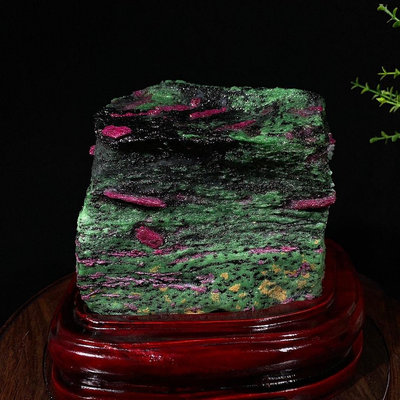 天然紅綠寶原礦石擺件，紅寶石晶體點綴在綠色的黝簾石上，顏色鮮艷。帶座高18×18×15厘米 奇石 擺件 原石【清雅齋】