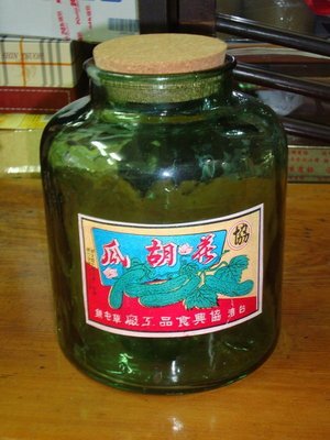 收藏早期綠色氣泡厚玻璃醬瓜罐子,品相完整良好,絕版老品