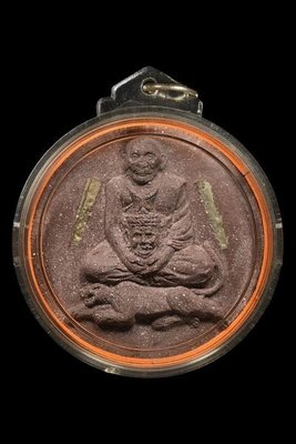 抱魯士騎虎自身，Lp Kalong龍婆嘎隆，Wat Khao Laem瓦考蓮，2550年，108灣料材質，入兩支純銀符管