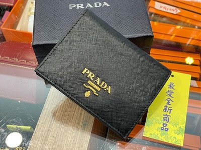 ☆最愛二手精品☆ PRADA 1MV204 全新黑色金字牛皮釦式內零錢袋短夾皮夾 XF8979