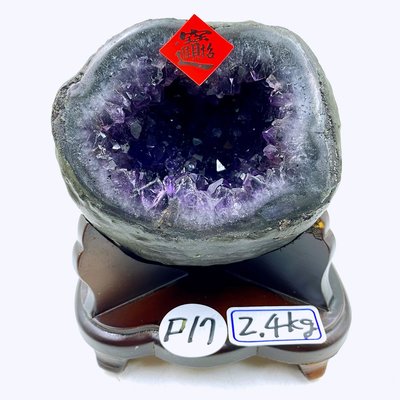 H2838頂級ESP烏拉圭紫水晶洞含座重：2.4kg 高17cm寬度14cm，厚度16cm，洞深3cm （紫晶洞