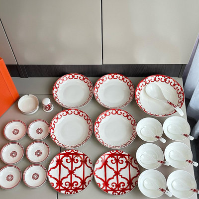 新年已然來到，HERMES愛馬仕28件套骨瓷餐具，這一抹紅紅火火的瓷器非常引人註目。