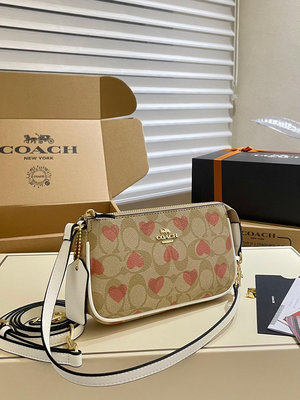 【二手包包】24年1月情人節新品COACH 新品 Teri腋下包 Coach蔻馳 隆重回歸的香布雷系列，結合NO99094