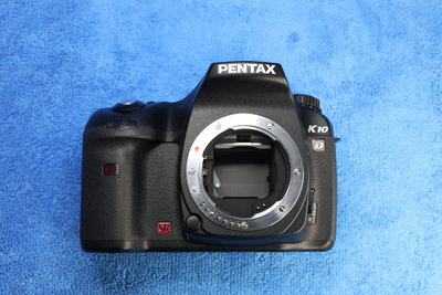 【零件機】 PENTAX K10 數位單眼相機，外觀新，反光鏡無法放下，原先LCD與各項功能正常～