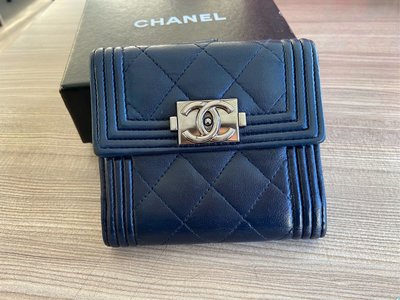 Chanel 藍黑色銀釦boy 羊皮短夾