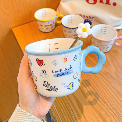 可愛涂鴉馬克杯兒童高顏值帶刻度杯子女生陶瓷水杯情侶咖啡早餐杯