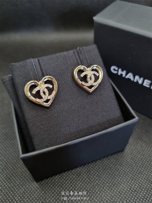 流當拍賣 Chanel耳環 23C 愛心簍空 水鑽 耳環 香檳金色 全新新款
