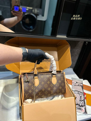 【SUSU全球購】金球三角包 男女通用的一款 這款Retiro 手袋以標志性的LV老花面料製成，搭奢華的黃皮飾邊 NO147335