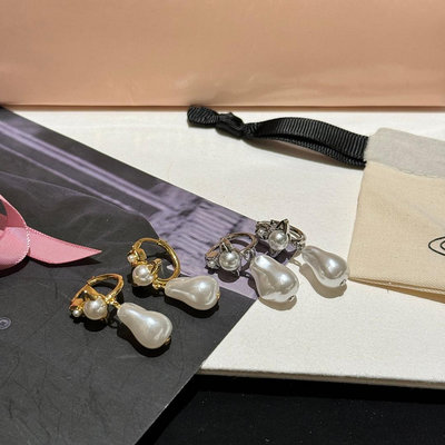 英國知名設計師品牌Vivienne Westwood土星不規則珍珠耳環 代購