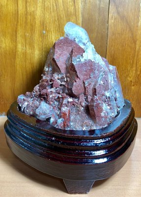 稀有天然原礦-紅水晶教堂型骨幹晶簇-表面天然紅色鐵離子包裹（非染色）-層層堆疊向上-附專用木座