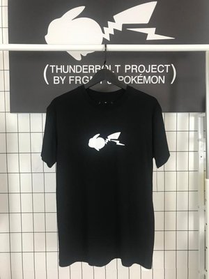 日本Fragment Design 藤原浩 Pokemon神奇寶貝pikachu身體怪獸聯名款黑色短袖T恤 瓶裝 Tee