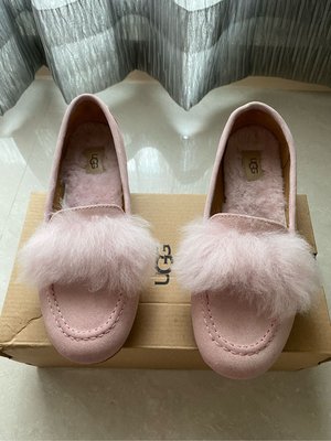 （99%近全新）澳洲知名專櫃品牌UGG女粉紅色毛絨平底娃娃鞋