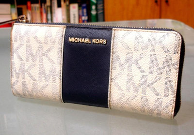 美國Michael Kors MK女性 Logo厚膠皮+ 牛皮 ㄇ字拉鍊式 時尚長夾 (特價真品)20cm