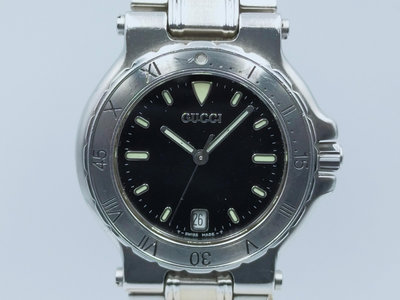 【發條盒子K0198】GUCCI 古馳 黑面石英日期顯示 經典中性鍊帶錶款 9700M