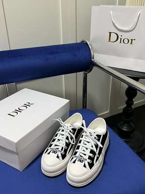 Dior 迪奧新品WALK'N'DIOR 厚底刺繡運動鞋 頂級這款 Walk'n'Dior 厚底運動鞋是一款NO11335