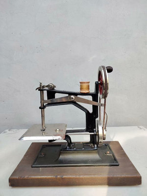 手搖古董針車小型縫紉機老式袖珍衣車進口古董縫紉機老針車，尺寸