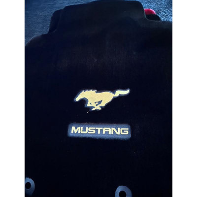 Mustang 野馬專用6代、6.5代 超高質感刺繡Logo高磅直立絨毛腳踏墊 黑、紅 不用等满599免運