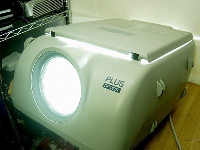 【小劉二手家電】PLUS白光透明片投影機,DP-060T型,也可將報紙雜誌照片等直接放上去投影!