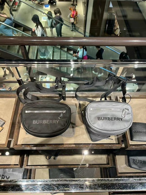 【預購】Burberry LOGO素色尼龍拉鍊斜腰包/胸包 (黑/灰色) 側背包 斜背包 手機包 單肩包 肩背包